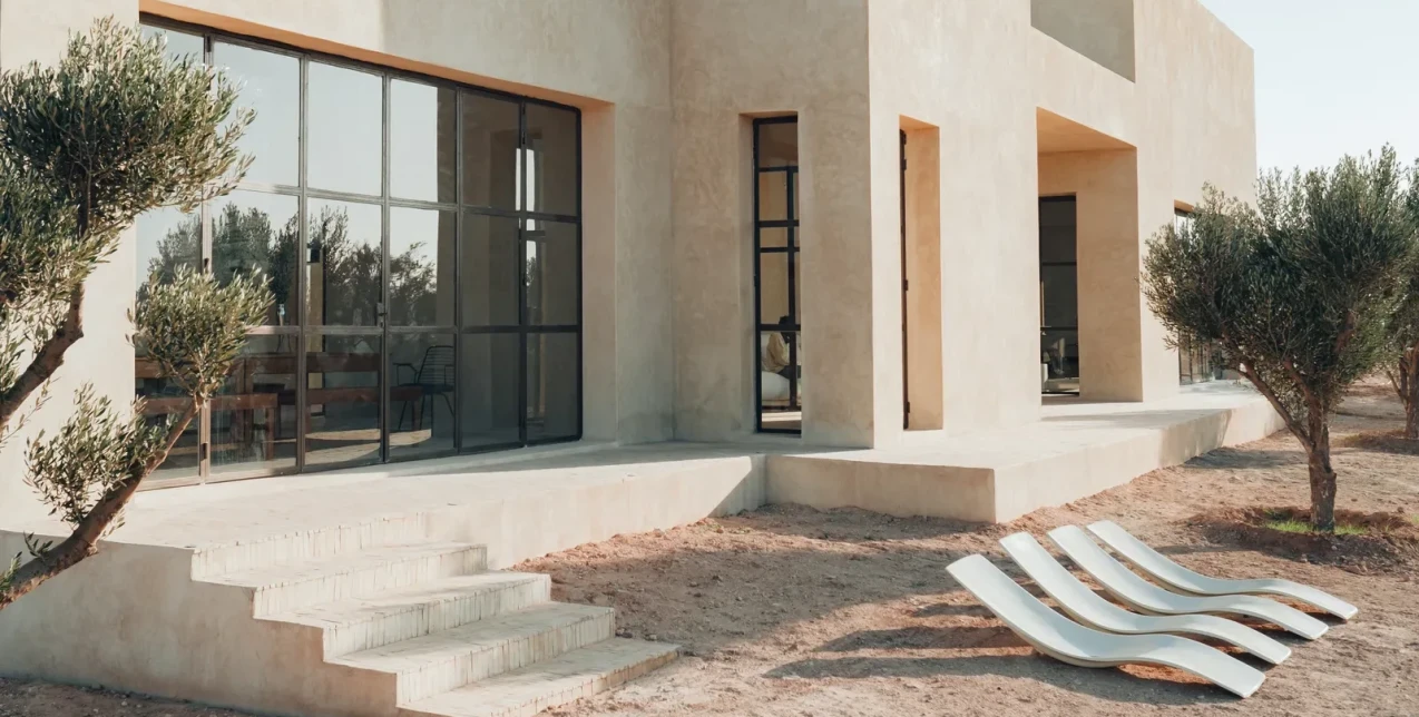 Μία σύγχρονη κατοικία με γήινη αρχιτεκτονική στην εξοχή του Μαρόκου 