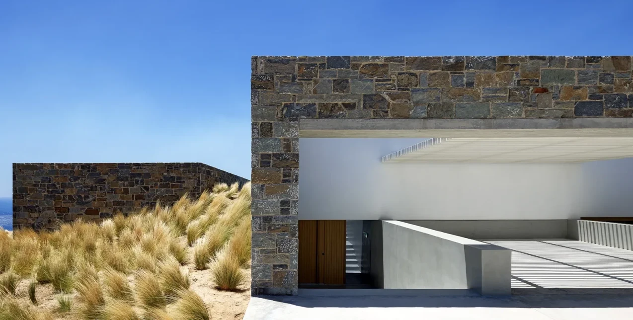 Ένα αρχιτεκτονικό καταφύγιο στο Ρέθυμνο με θέα στο απέραντο Λιβυκό Πέλαγος