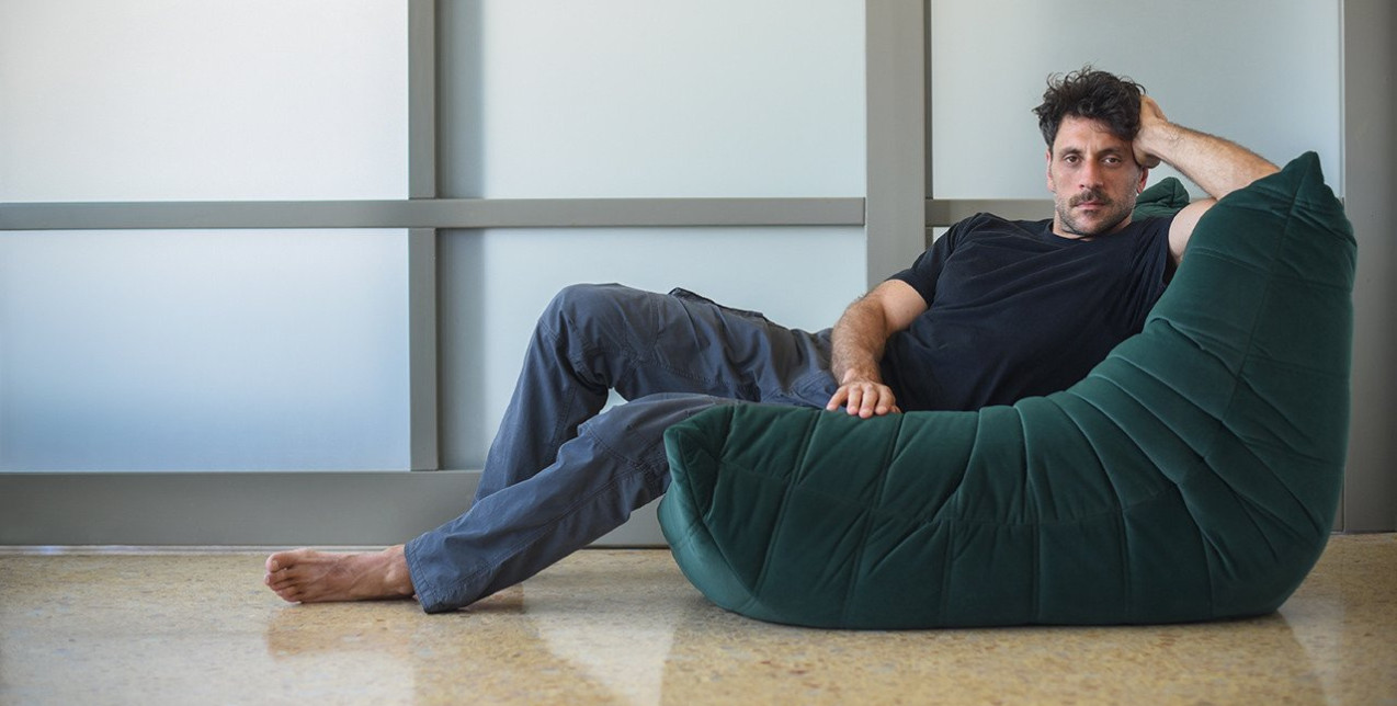 Ο Γιώργος Χρυσοστόμου «ανοίγει τα χαρτιά του» στο GLOW, μιλώντας για τη δύναμη του θεάτρου και το νόημα της συνύπαρξης