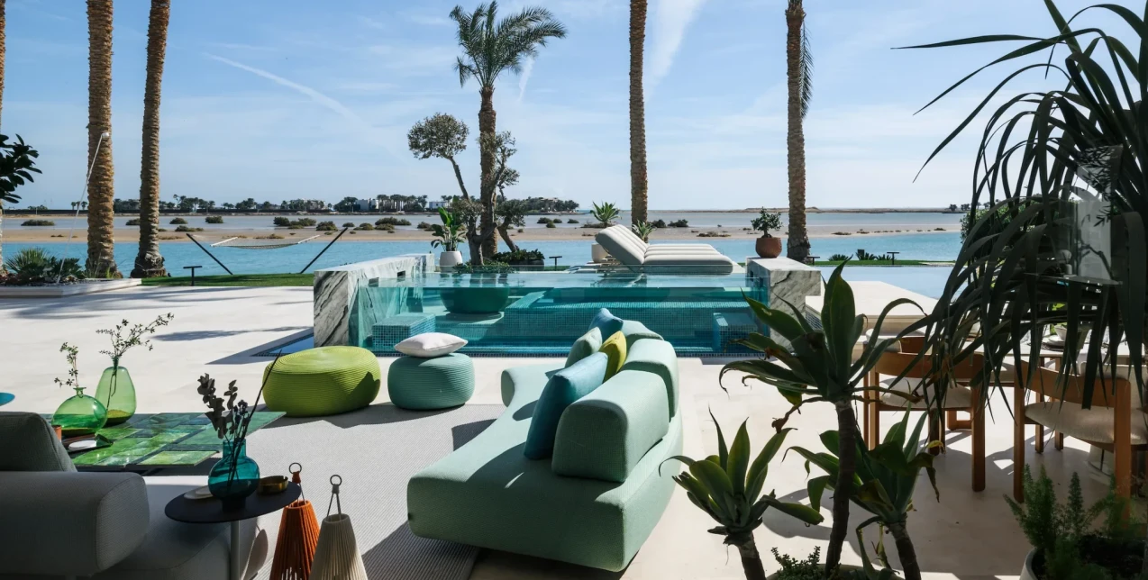 Ένα σύγχρονο παραθαλάσσιο σπίτι στην Αίγυπτο καταργεί τα όρια εξωτερικού - εσωτερικού 