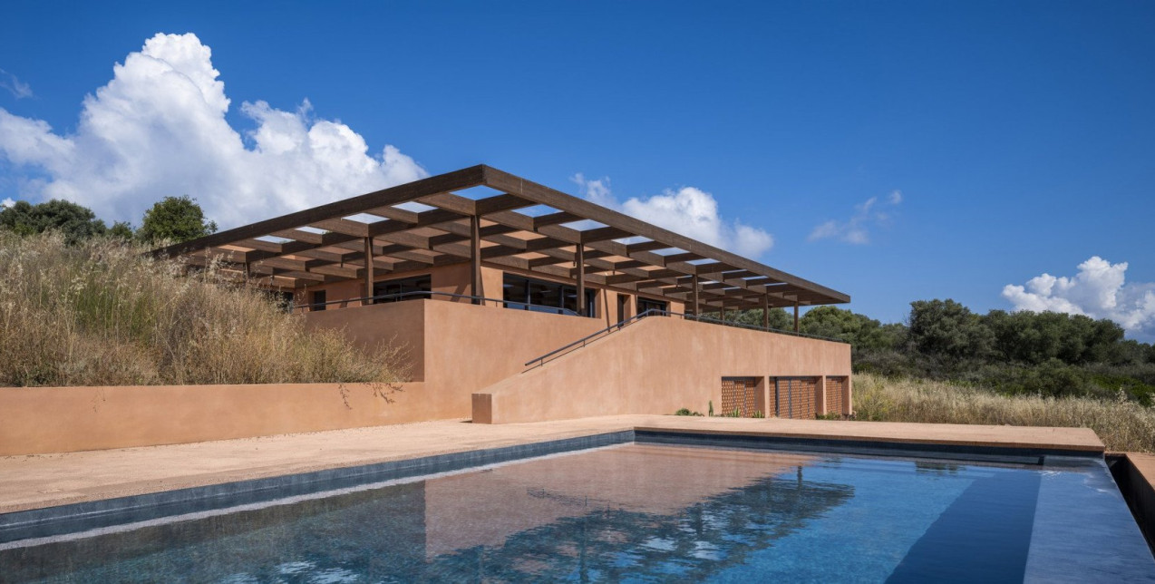 Μία κατοικία στο Μεγανήσι με γήινη σύνθεση και θέα στο Ιόνιο πέλαγος 