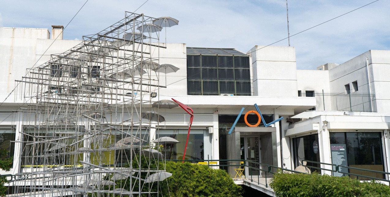 Το εμβληματικό υδροκινητικό έργο «Ομπρέλες» του Γιώργου Ζογγολόπουλου στο MOMus-Μουσείο Σύγχρονης Τέχνης περνά στη νέα εποχή του