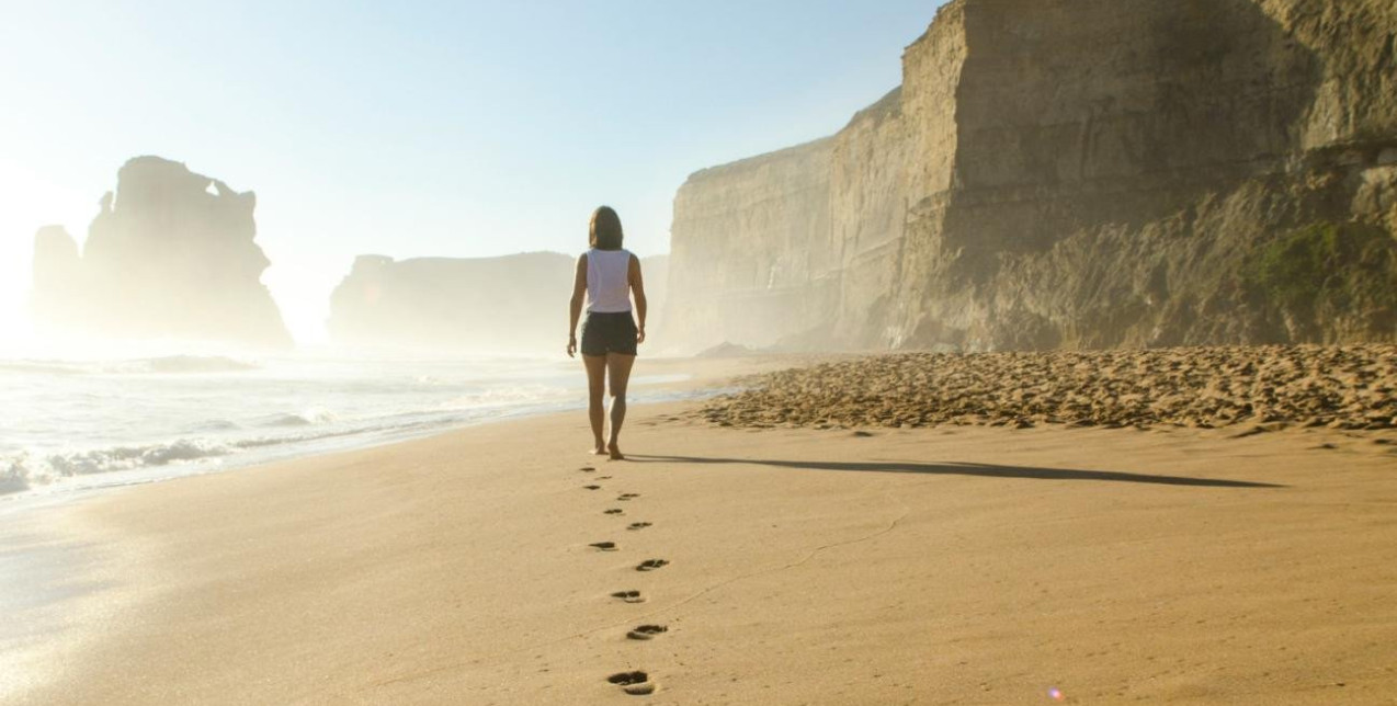 Το silent walking είναι ή νέα τάση  που μας ανακουφίζει από το χάος των σκέψεων μας