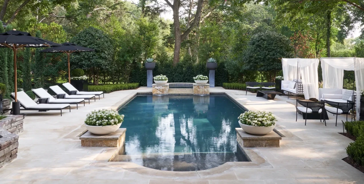 Expert-approved: Τα βασικά βήματα για τη συντήρηση μιας πισίνας και πώς να διαμορφώσετε το πιο updated outdoor σκηνικό