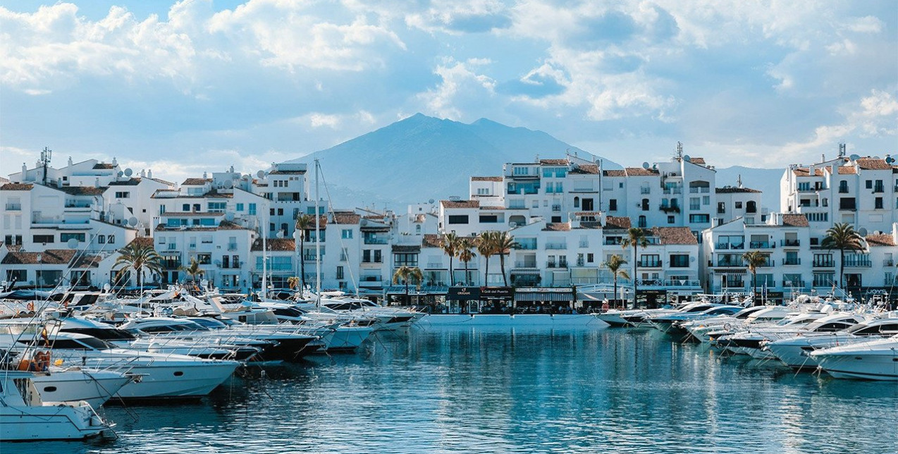 Η Ισπανική ριβιέρα ξεδιπλώνει έναν κόσμο τέχνης, αισθητικής, ελευθερίας και αιώνιου καλοκαιριού