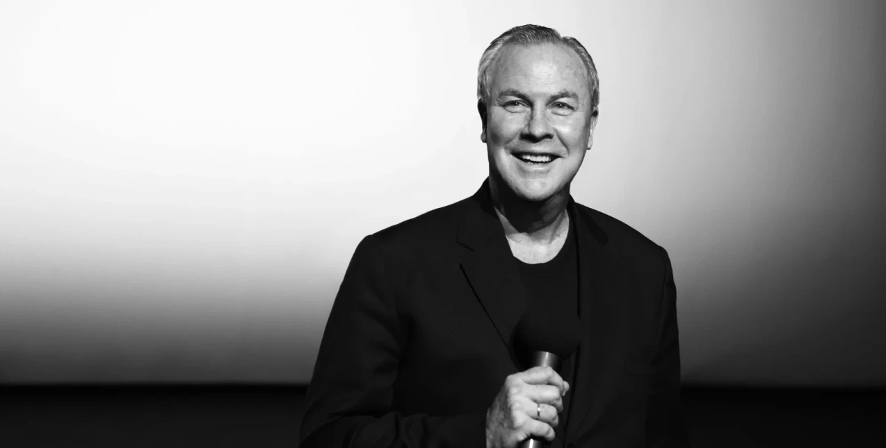 Έφυγε από τη ζωή ο σπουδαίος σκηνοθέτης και εικαστικός δημιουργός Robert Wilson, σε ηλικία 83 ετών