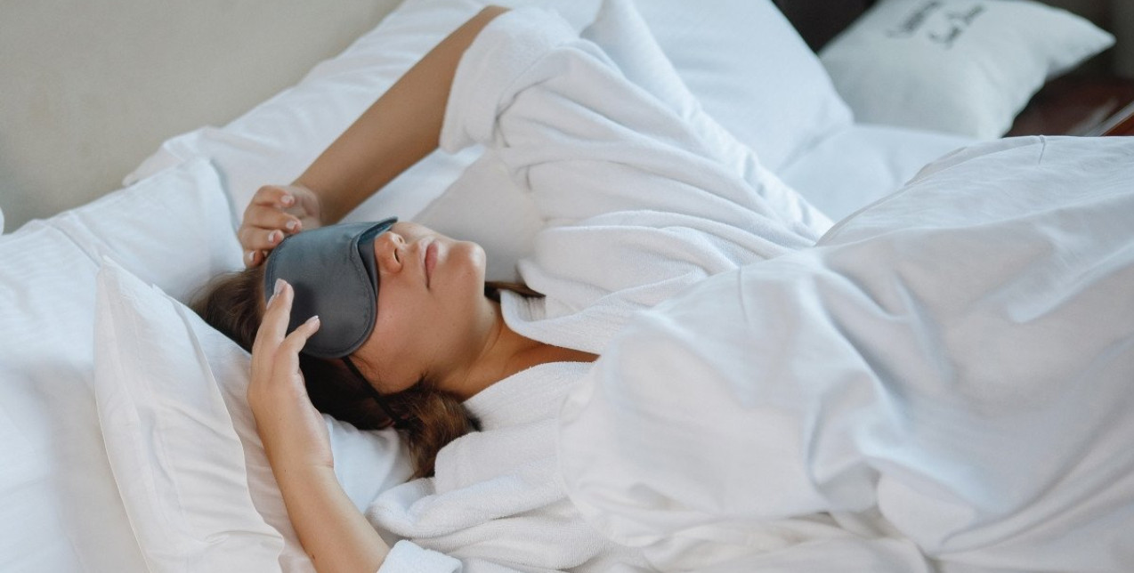 Ιδρώνετε έντονα το βράδυ και αναρωτιέστε γιατί; Κι όμως υπάρχει απάντηση και είναι πολύ απλή