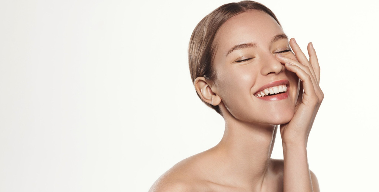 Οι πιο tan-friendly αποχρώσεις κραγιόν που κολακεύουν τη χρυσαφένια επιδερμίδα σας