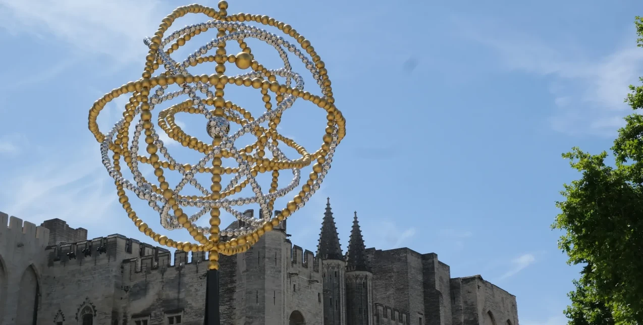 Ο γάλλος καλλιτέχνης Jean-Michel Othoniel «κατακτά» την Αβινιόν με τη μεγαλύτερη έκθεση της καριέρας του