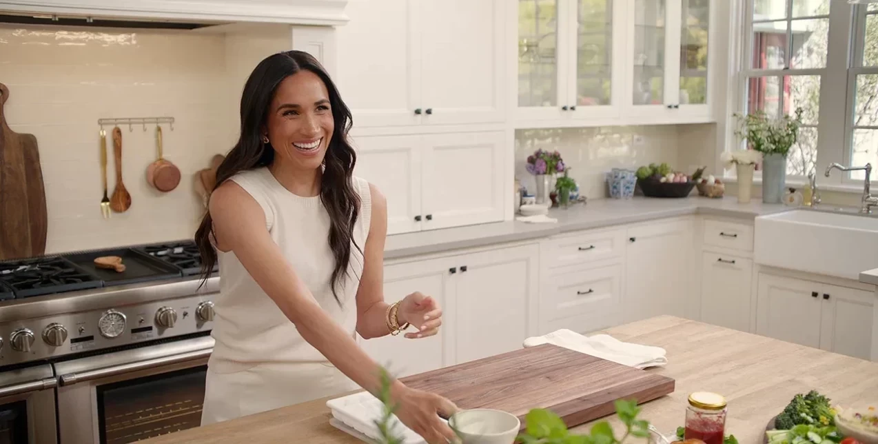 Μόλις ανακαλύψαμε το ρόφημα αποτοξίνωσης της Meghan Markle που τη βοηθά να παραμένει σε φόρμα