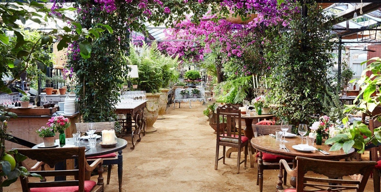 Τραπεζάκια έξω: Οι ωραιότερες αυλές της πόλης σας περιμένουν 