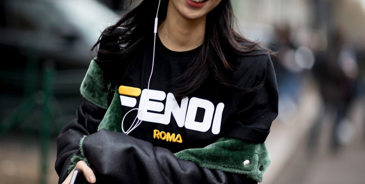 Υιοθετήστε το logomania trend που τρέλανε τα κορίτσια της μόδας