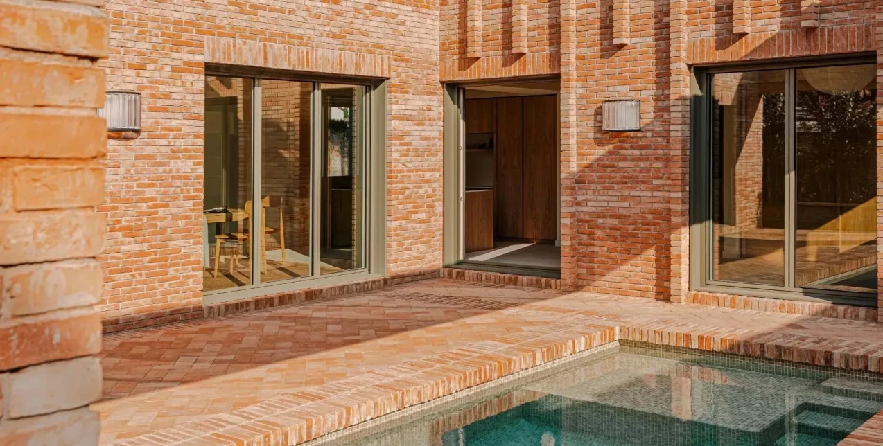 Μία κατοικία-αίθριο στη Βαρκελώνη που περιστρέφεται γύρω από την πισίνα της 