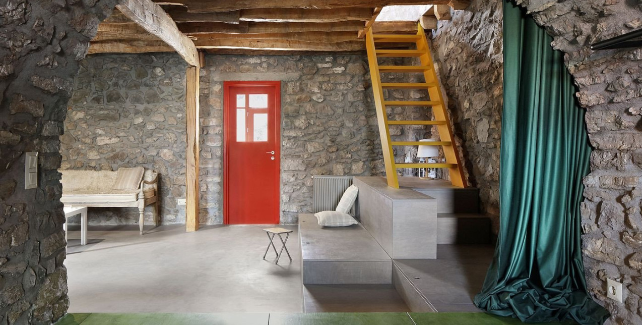 Ένα παλιό πέτρινο αγροτόσπιτο στην Πελοπόννησο ξαναγεννιέται με σύγχρονη πνοή