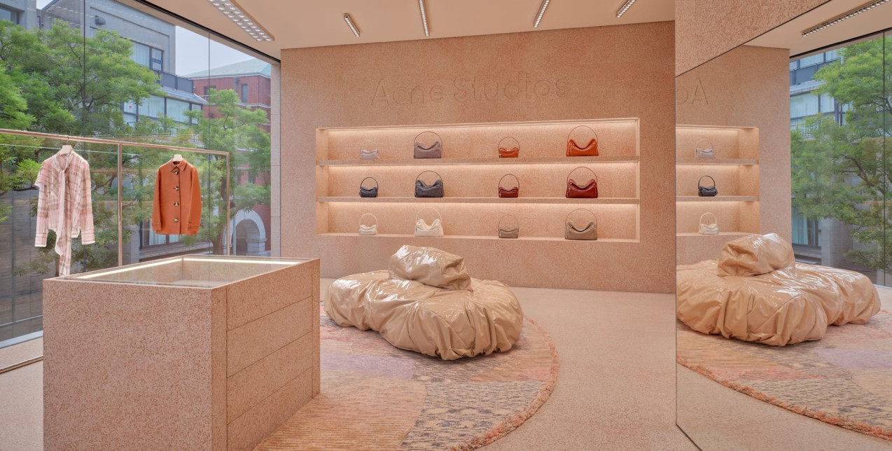 Μια inside ματιά στο νέο flagship store του οίκου Acne Studios στο Τόκιο όπου το ροζ είναι ο πρωταγωνιστής