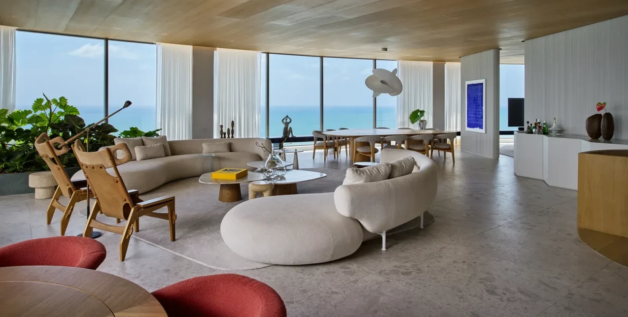 Η θέα προς τον ορίζοντα του Ατλαντικού Ωκεανού είχε καθοριστικό ρόλο στη διαμόρφωση αυτού του ρετιρέ