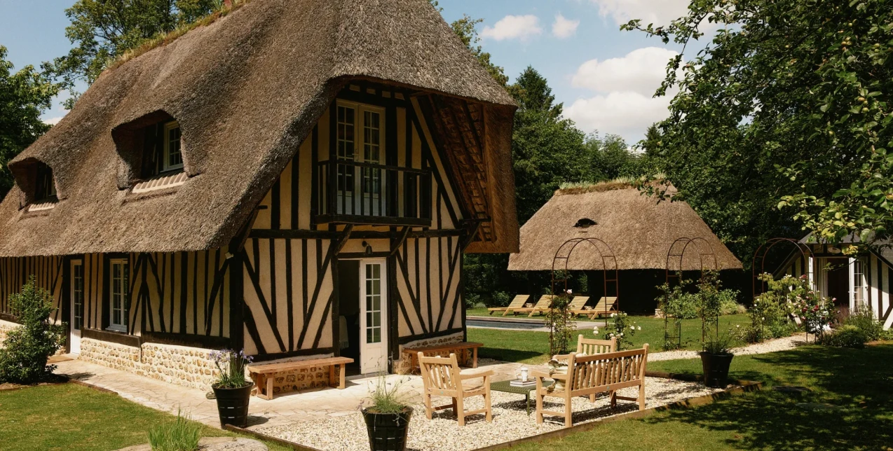 Μία παραδοσιακή αγροτική κατοικία στη Νορμανδία απέκτησε νέο χαρακτήρα με στοιχεία της αγγλικής εξοχής