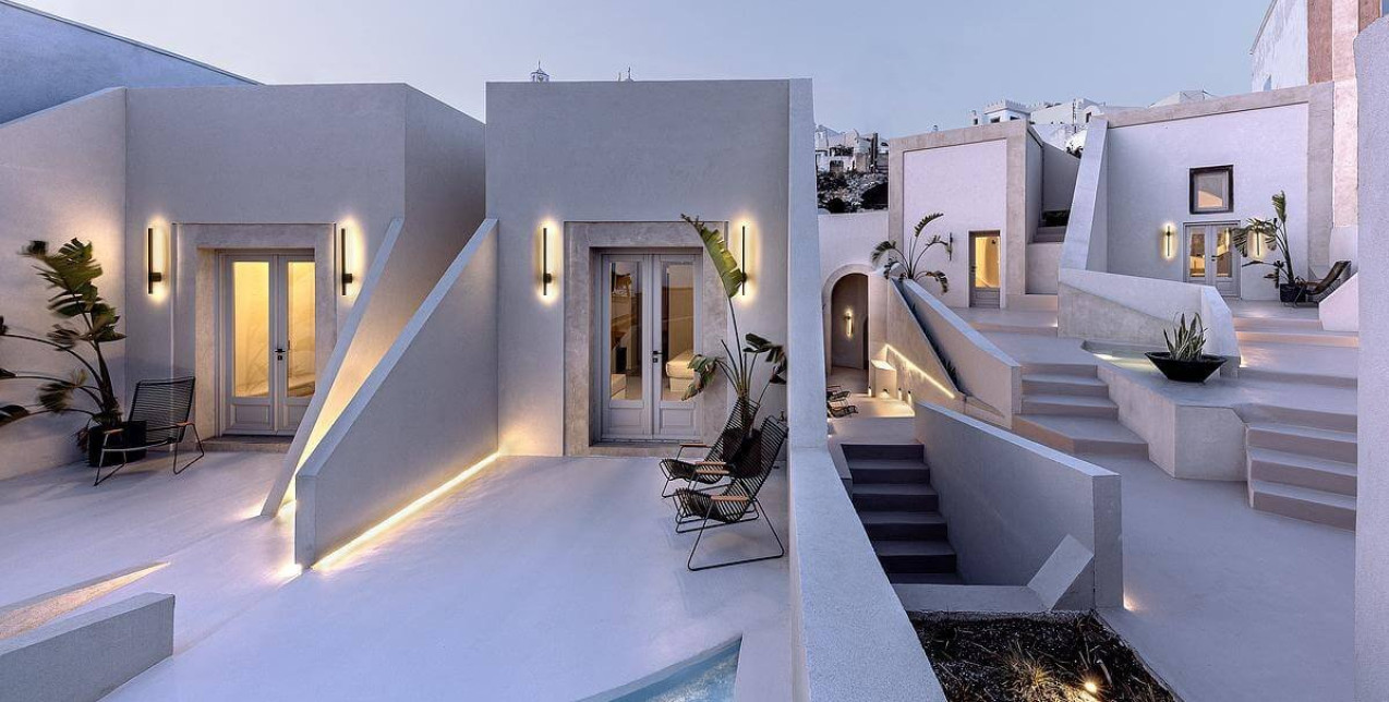 Μία ιστορική κατοικία με «ελεύθερη φόρμα» στο Πύργο της Σαντορίνης 