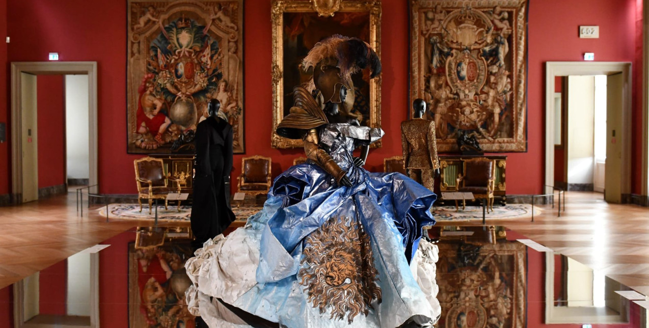 Louvre Couture: Το Μουσείο του Λούβρου κατέγραψε ρεκόρ επισκεψιμότητας στην πρώτη έκθεση Υψηλής Ραπτικής στην ιστορία του