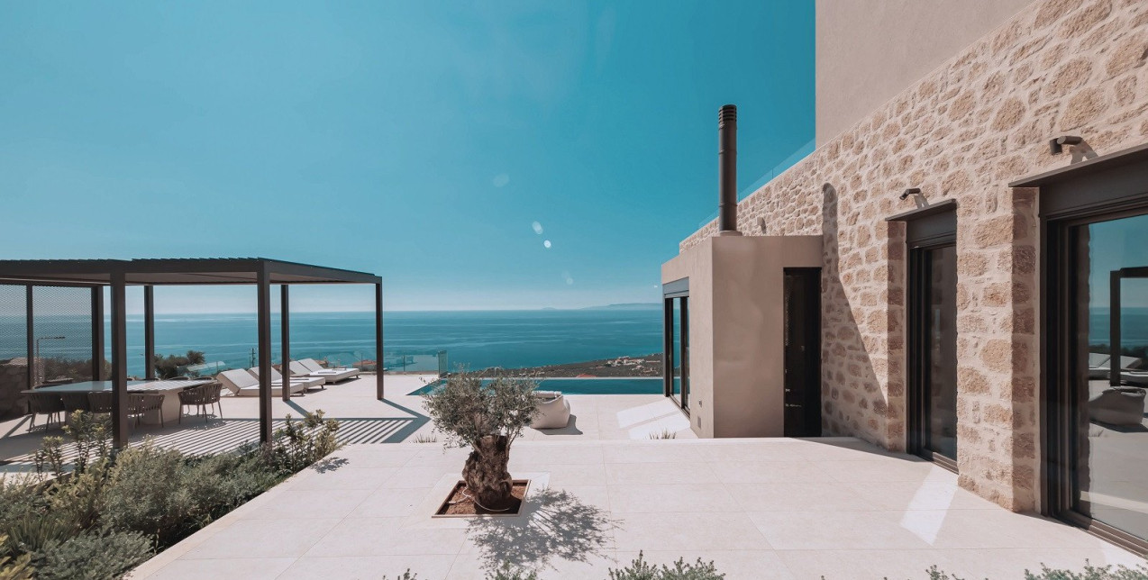 Το 'Fallen Tower House' αποτελεί μια σύγχρονη ερμηνεία της μανιάτικης αρχιτεκτονικής