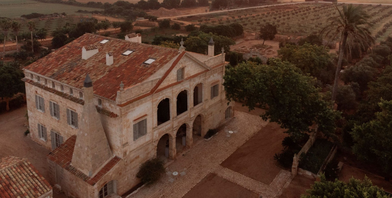 Ένα σύγχρονο ξενοδοχείο στην Ισπανία μέσα σε ένα αγροτικό τοπίο 