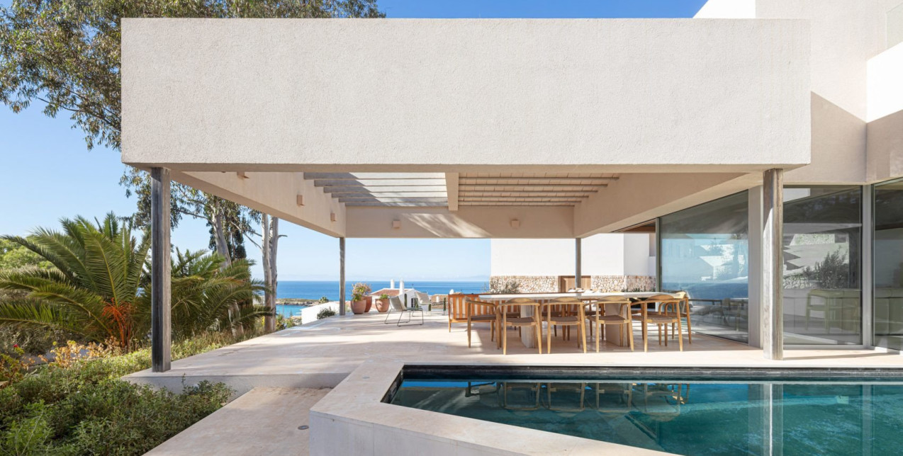 Μία κατοικία στο παρθένο τοπίο της Ισπανίας που μοιάζει να γεννήθηκε από το έδαφος 