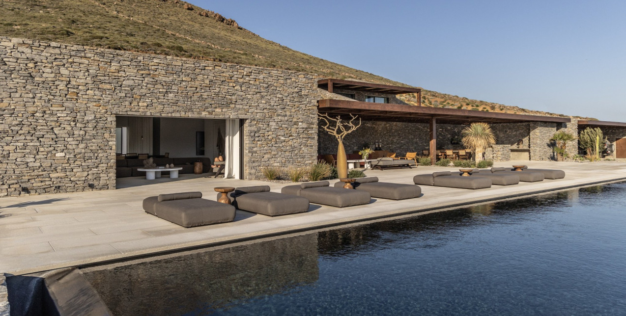 Μια πέτρινη εξοχική κατοικία στην Πάρο με καθηλωτική θέα στο Αιγαίο επιτυγχάνει τις ιδανικές ισορροπίες