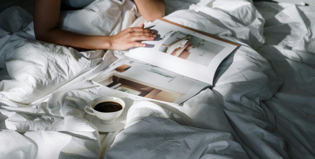 Fika: Τι μας διδάσκει η σουηδική φιλοσοφία για την αυτοφροντίδα μέσα από... τον καφέ;