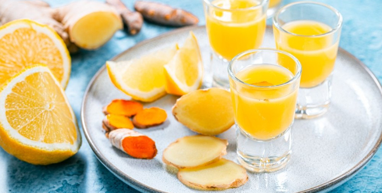 Ginger Shot: Πώς πραγματικά μπορεί να ωφελήσει την υγεία μας το viral σφηνάκι; 