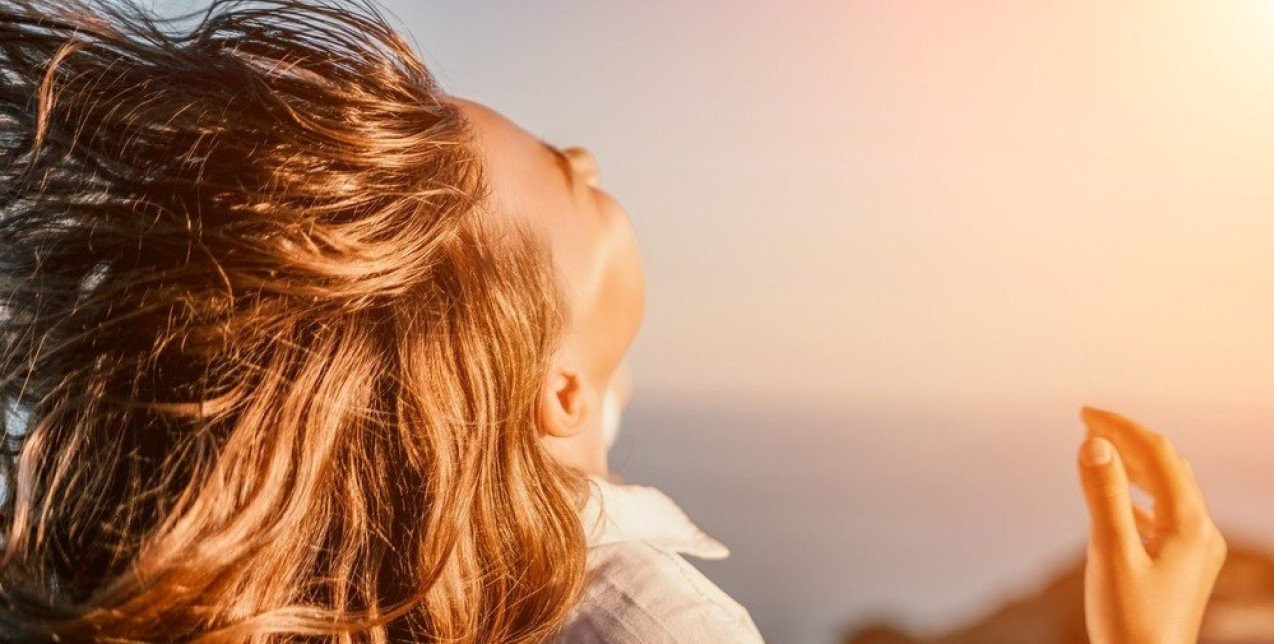 Έτσι θα αναζωογονήσετε πλήρως τα μαλλιά σας μετά από μια ημέρα στη θάλασσα