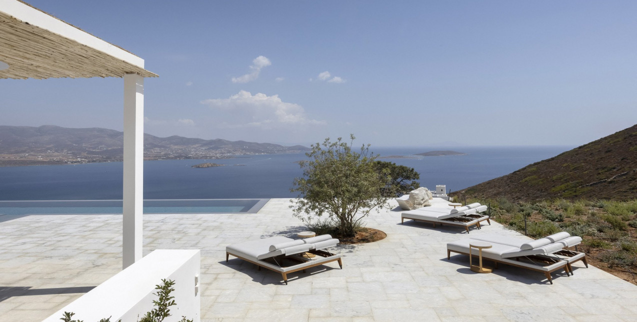 Ένα καταφύγιο στην Αντίπαρο μοιάζει να έχει ξεπηδήσει από το τοπίο γύρω του