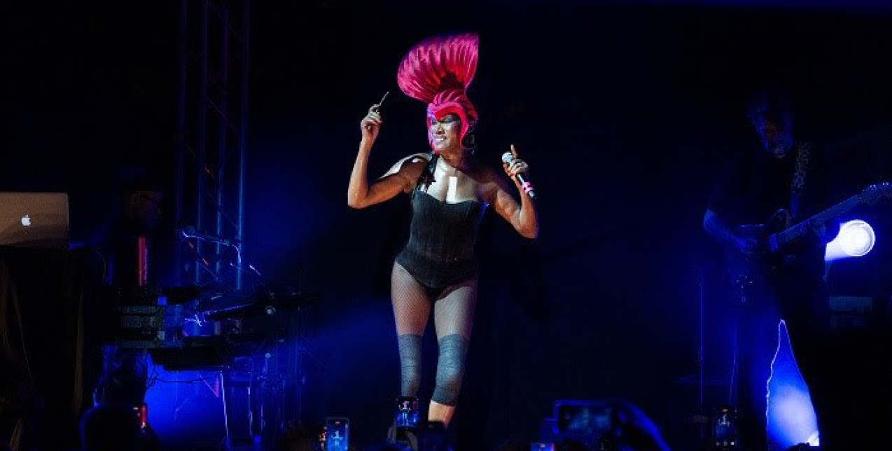 Η Grace Jones στην ανεπανάληπτη συναυλία της στον Λόφο της Σάνης κατέρριψε όλα τα στερεότυπα γύρω από την ηλικία