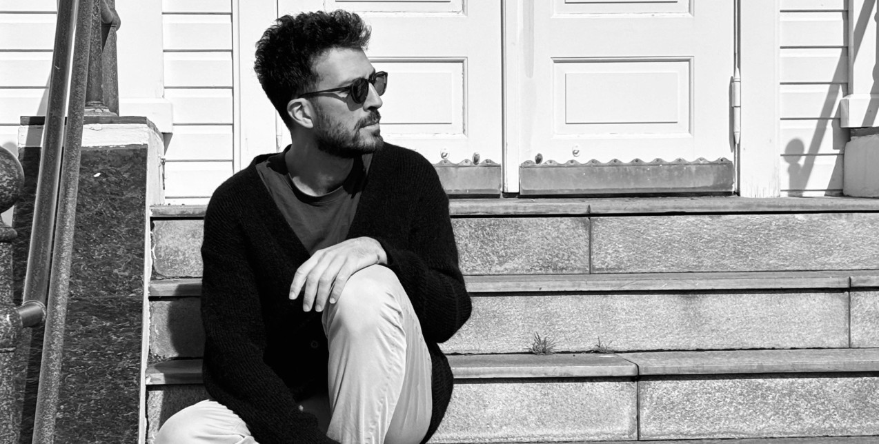 SKG Stories: Ο συνθέτης Μάνος Μυλωνάκης μάς εισάγει στον μουσικό του κόσμο που ταξιδεύει πέρα από τα σύνορα