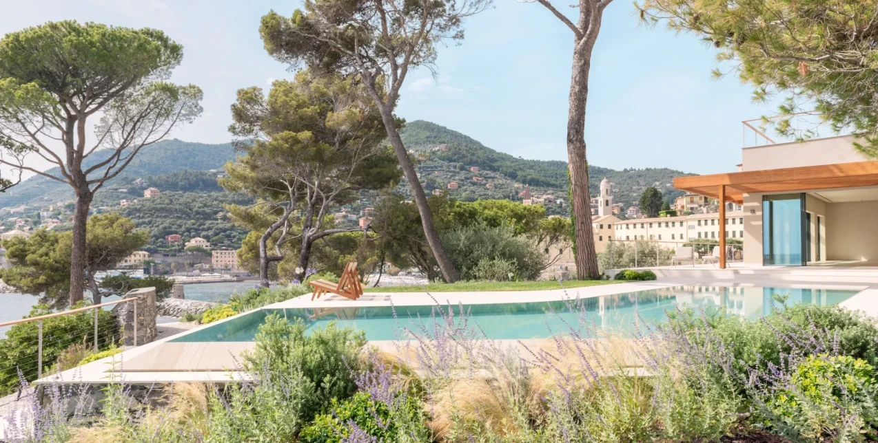 Ένα σπίτι που αγκαλιάζει τη φύση και ατενίζει το Αιγαιοπελαγίτικο γαλάζιο  