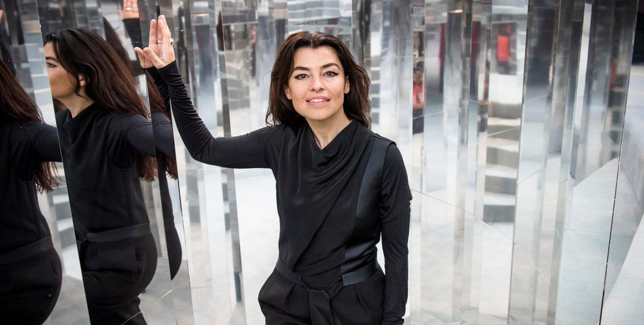 Πώς η απίθανη καριέρα της Es Devlin την κάνει να διεκδικεί επάξια τον τίτλο της κορυφαίας σκηνογράφου στον κόσμο