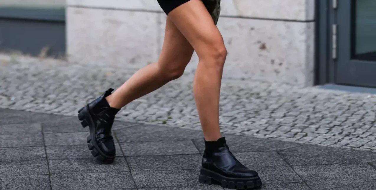 Τα πρώτα flat boots που αξίζουν μια θέση στη shopping list σας