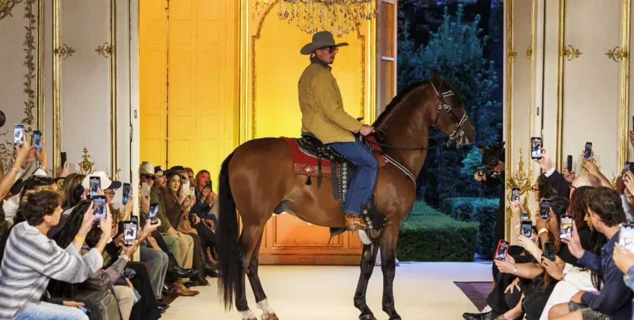 Ο Post Malone έκανε το ντεμπούτο του ως σχεδιαστής με ένα εντυπωσιακό show στο Παρίσι στην αρχοντική κατοικία του Karl Lagerfeld 