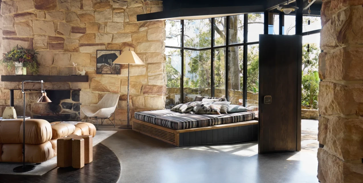 Μία εμβληματική κατοικία στην Αυστραλία μέσα στην άγρια φύση όπου η πέτρα κυριαρχεί 