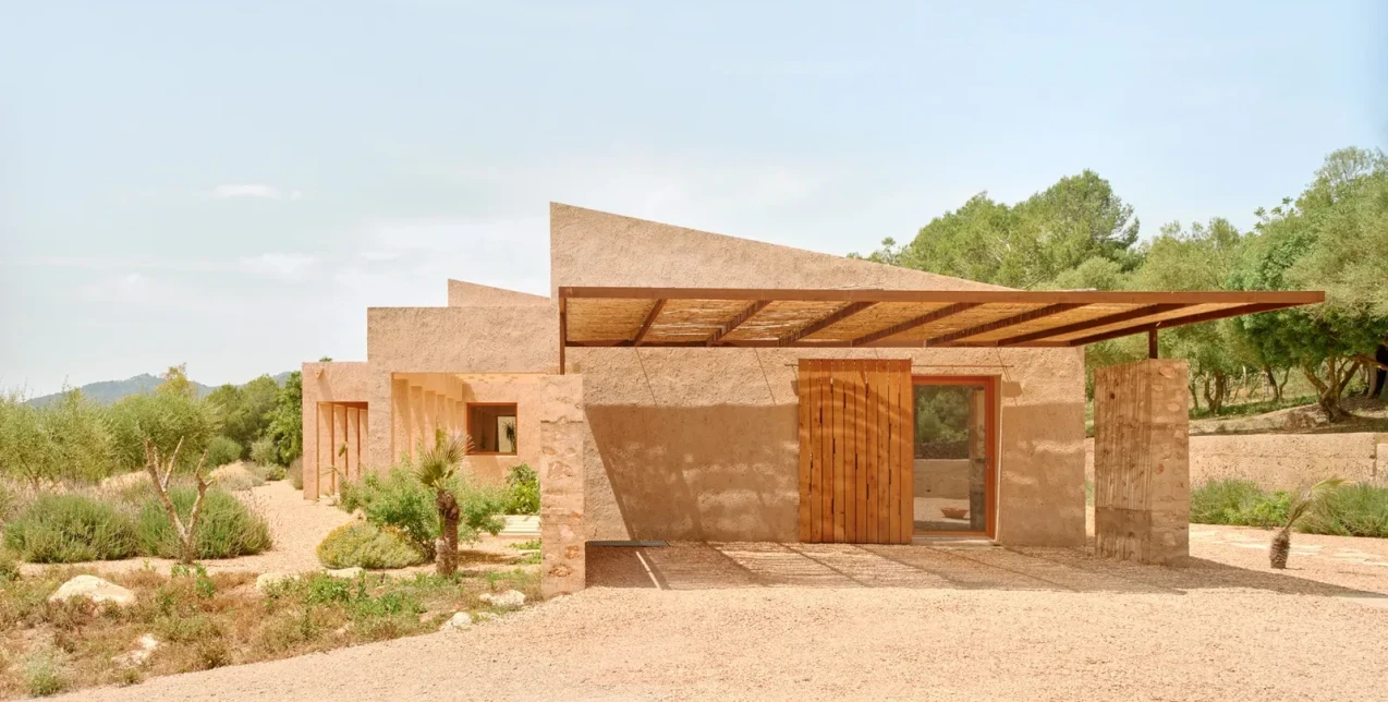 Η μεσογειακή απλότητα και η ισπανική παράδοση ενώνονται σε αυτή τη κατοικία στη Μαγιόρκα