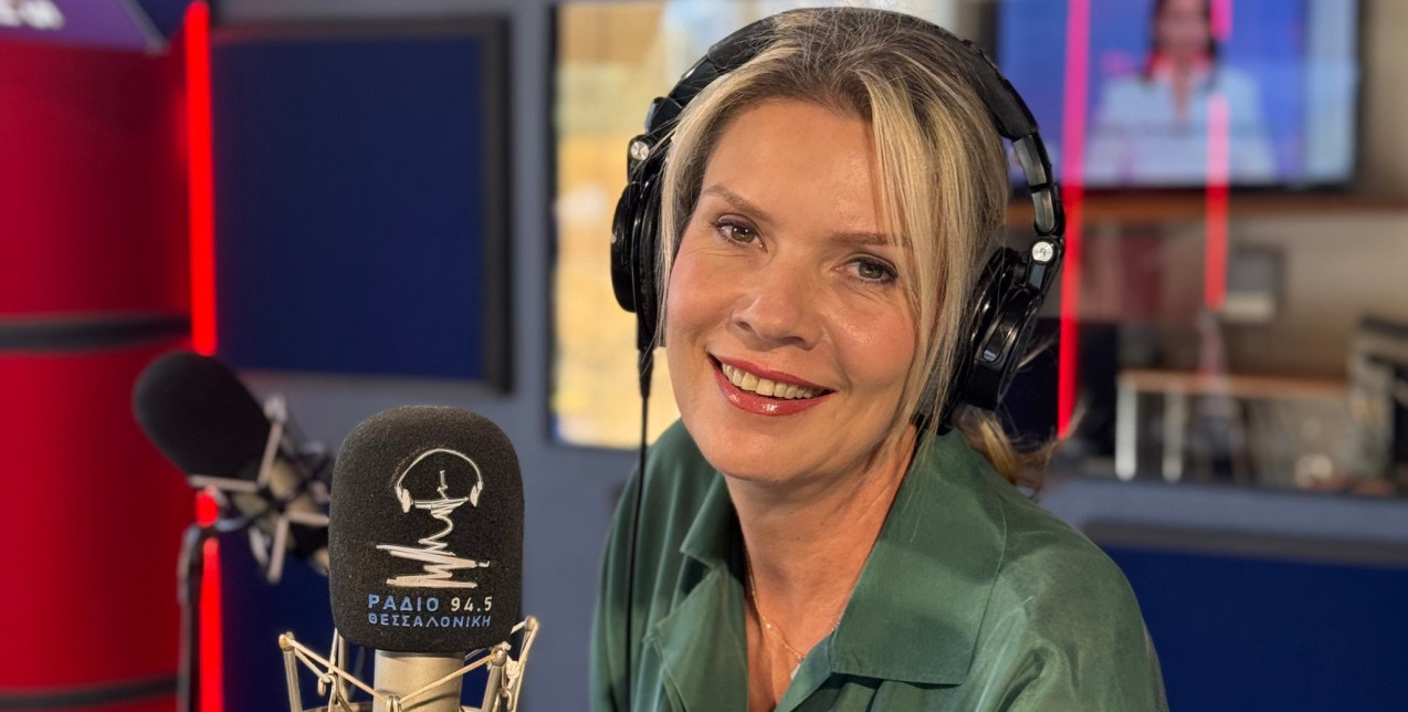 SKG Stories: Η Κλαούντια Έγγερς, η φωνή των FM που όλη η πόλη έχει συνδέσει με την ενημέρωση, μας μιλά για τον αόρατο δεσμό της με τους ακροατές