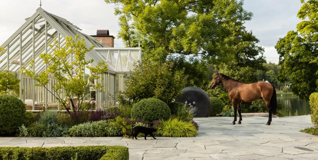 Σε ένα ειδυλλιακό κτήμα της Στοκχόλμης μία κατοικία που τιμά την αισθητική της Σκανδιναβίας και τη γήινη διακόσμηση