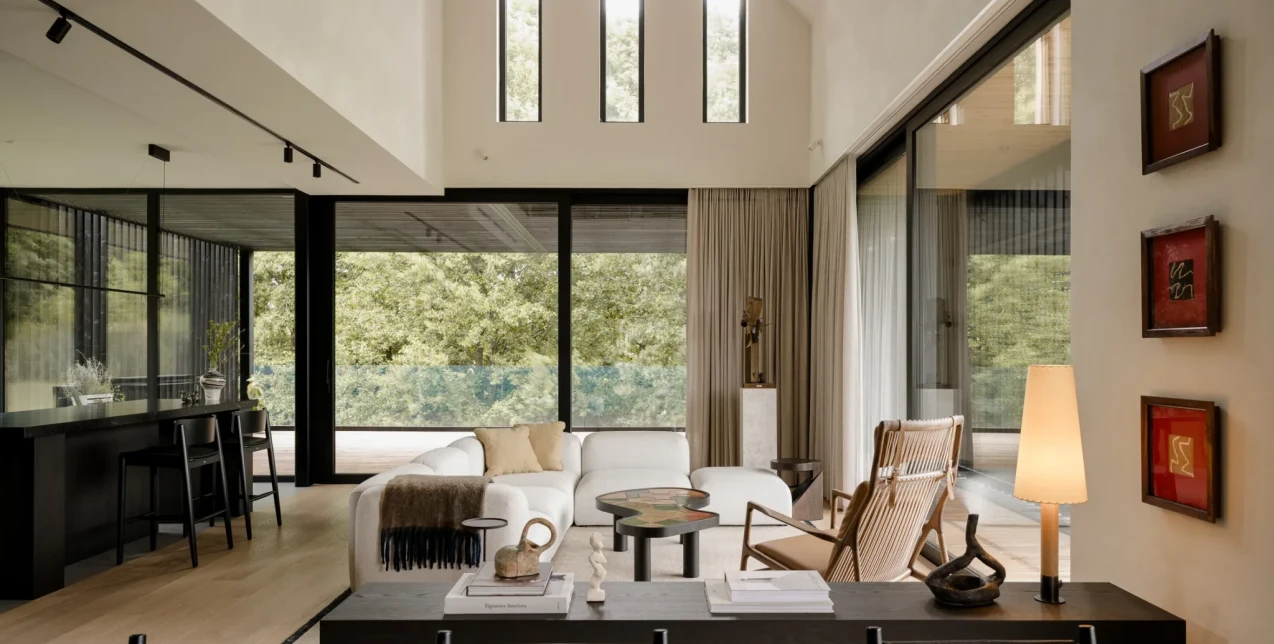 Ένα σύγχρονο ξύλινο σπίτι μέσα στο δάσος μάς προσκαλεί να ζήσουμε στους ρυθμούς του τοπίου γύρω του