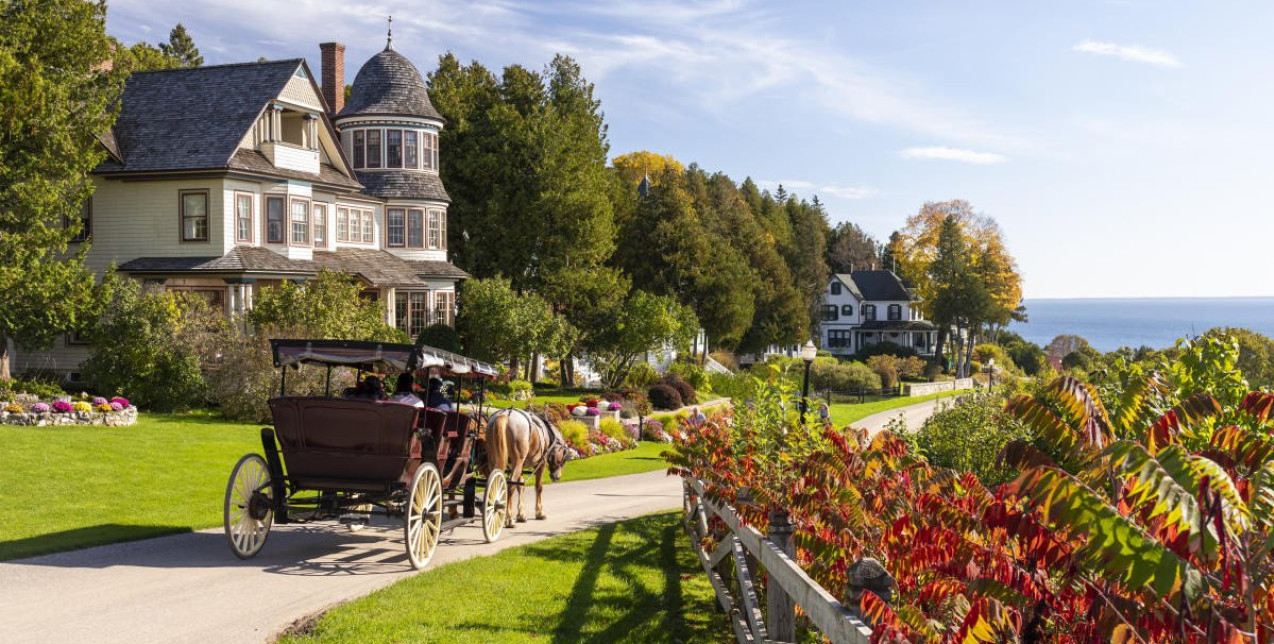 Ένα μοναδικό νησί, σταματημένο στον χρόνο, όπου τα άλογα κυριαρχούν και η φύση χαρίζει απόλυτη ηρεμία