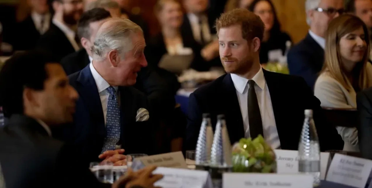 A Big Reunion: Ο Πρίγκιπας Harry συναντήθηκε με τον Βασιλιά Κάρολο για πρώτη φορά έπειτα από 19 μήνες