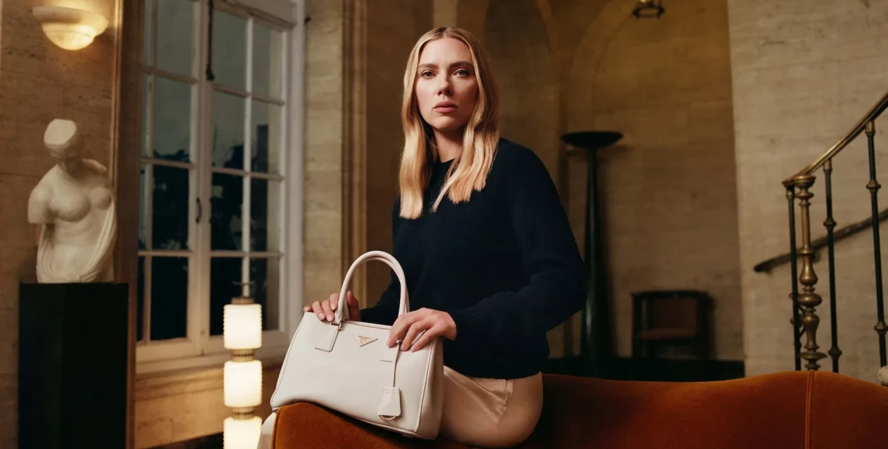 Ritual Identities: Ο Γιώργος Λάνθιμος σκηνοθετεί τη νέα καμπάνια του οίκου Prada με πρωταγωνίστρια τη Scarlett Johansson