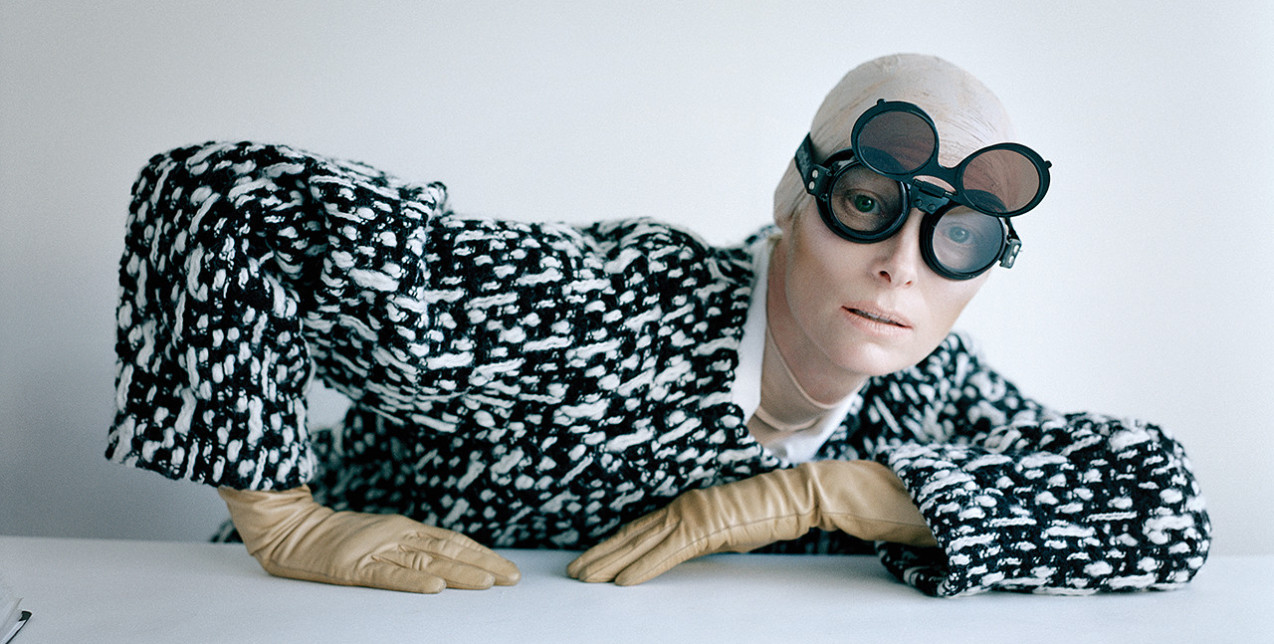 Η διάσημη καλλιτέχνιδα, ηθοποιός και εμβληματική μορφή της μόδας Tilda Swinton συστήνει ξανά τον δημιουργικό της κόσμο, έξω από τα όρια της οθόνης