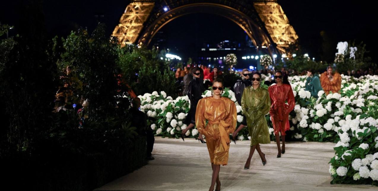 Ο Anthony Vaccarrelo και ο Saint Laurent παρουσίασαν στο Παρίσι μια συλλογή-ύμνο στη σύγχρονη γυναίκα