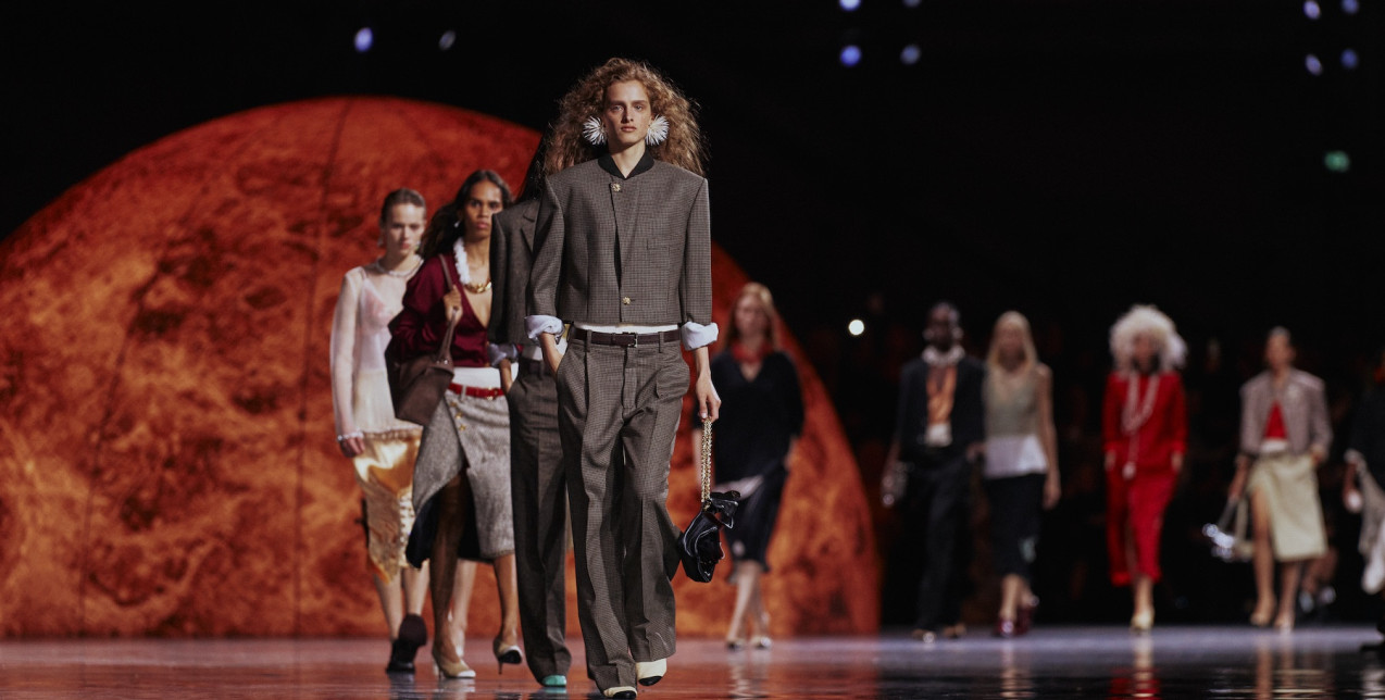 Ο Matthieu Blazy μάς συστήνει τη νέα εποχή της Chanel και είναι υπέροχη 