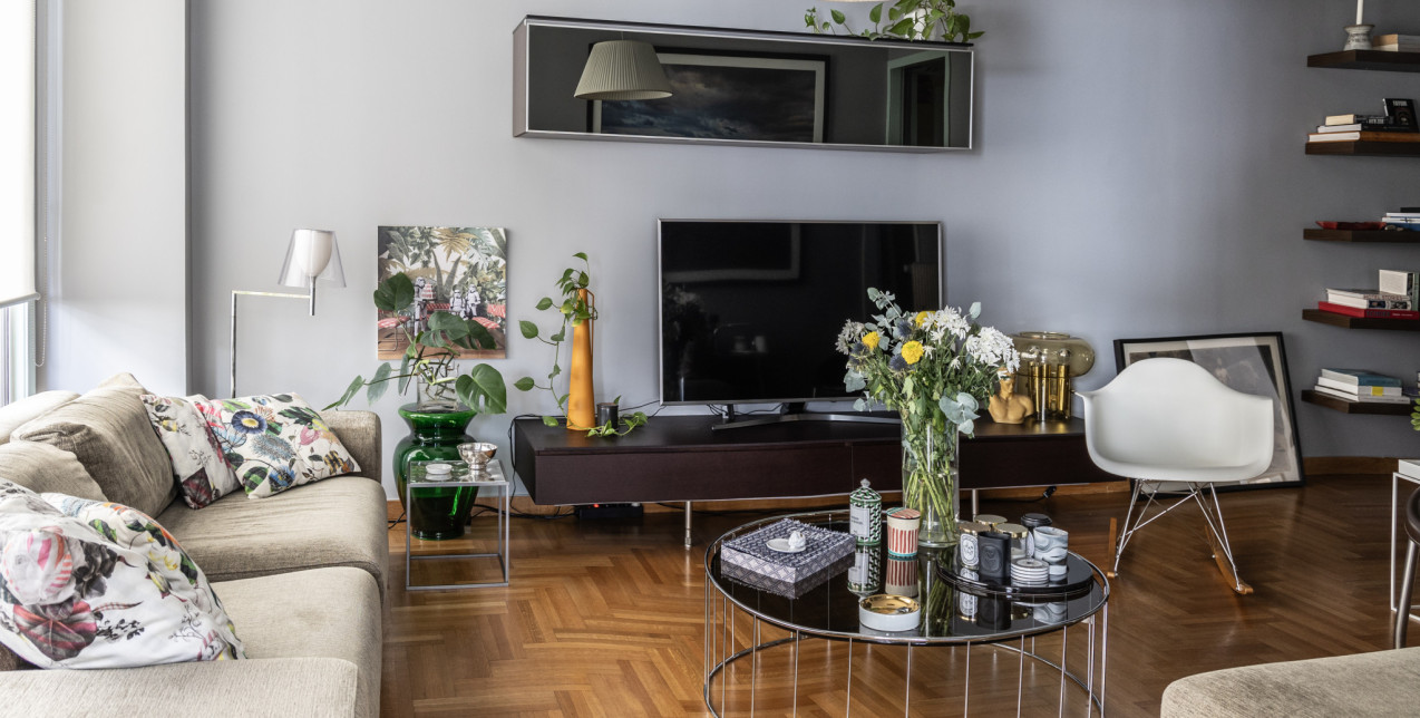 Στο διαμέρισμα του Δημήτρη Τσακούμη στο Κολωνάκι, συνυπάρχουν design αντικείμενα και κομμάτια που αντικατοπτρίζουν την αισθητική του