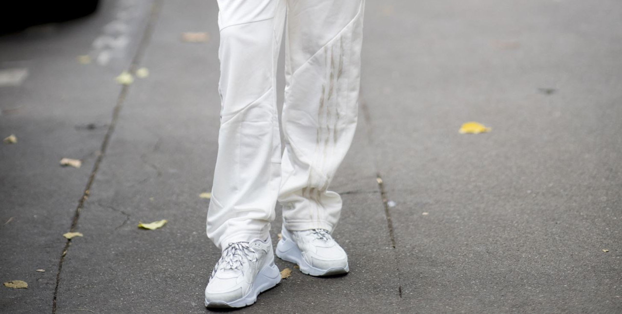 Τα λευκά sneakers που θα μετατραπούν σε καθημερινή day to night επιλογή 